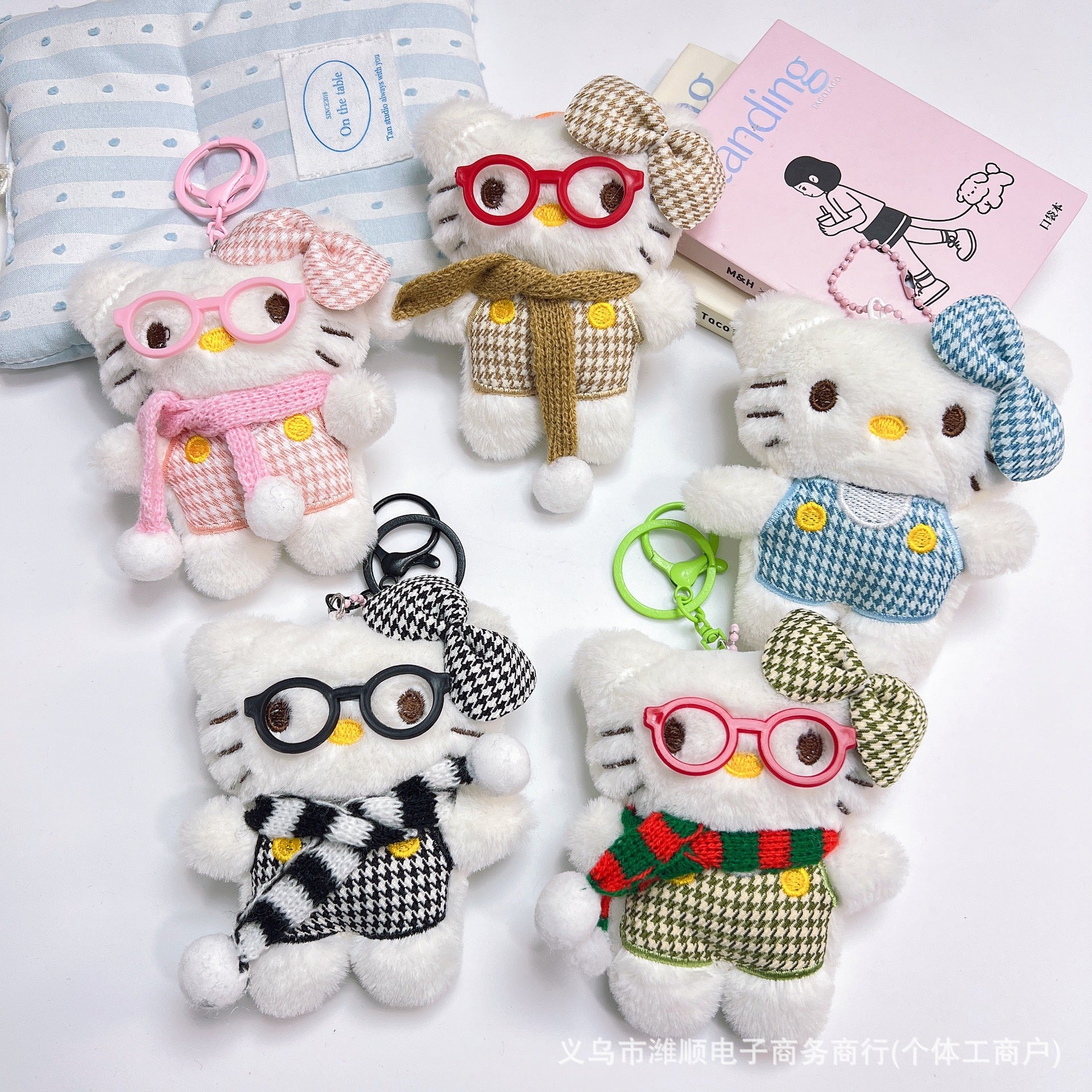 Cute Hello Kitty Plush Keychain with Glasses & Scarf – Kawaii Soft Toy Bag Charm, Cartoon Kitty Keyring for Girls, Kids & Gifts